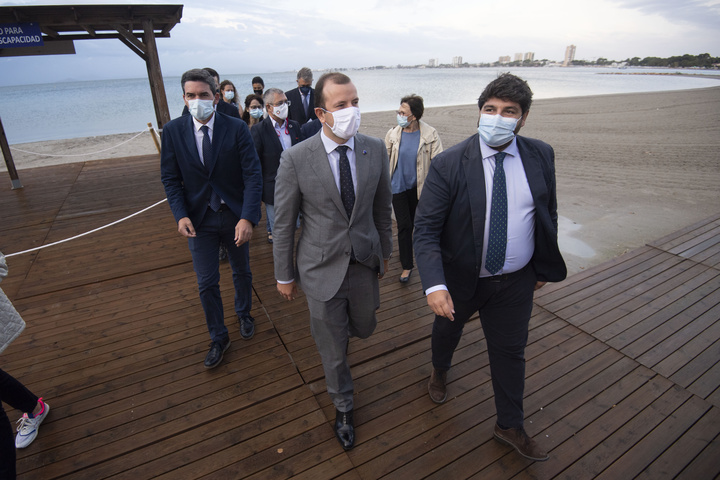 El presidente de la Región de Murcia, junto al comisario europeo de Medio Ambiente, durante la visita que ambos realizaron al Mar Menor el pasado 21 de septiembre